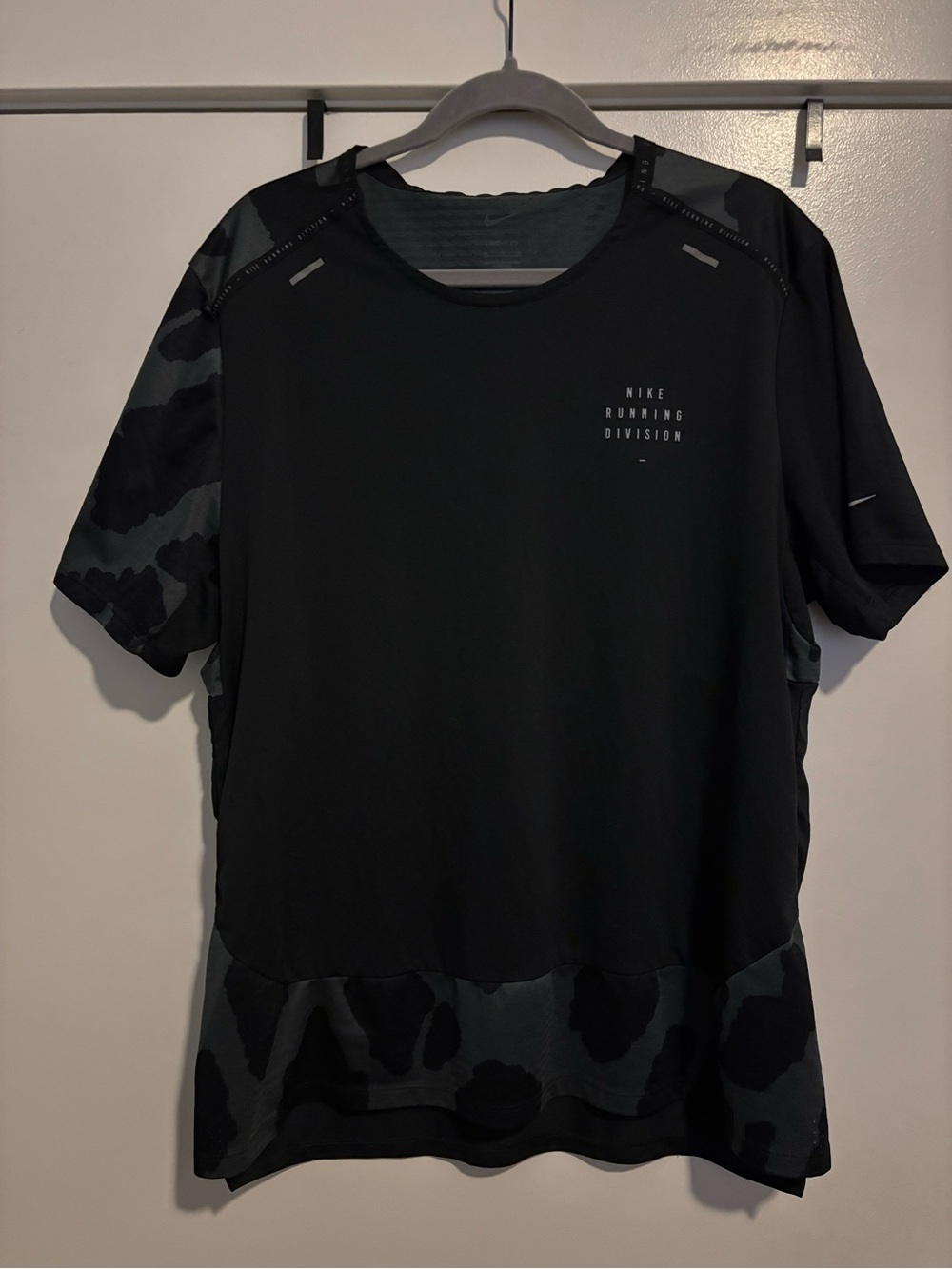 Nike Running short sleeve men’s XL shirt. Reflective accents